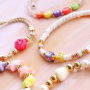 Zo maak je zomerse armbanden en telefoonkoorden