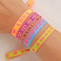 Aan de slag met lint met tekst voor trendy armbanden
