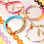 Inspiratie voor armbanden met acryl kralen, facet kralen en lint met tekst