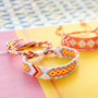 Zo presenteer je trendy armbanden en enkelbandjes