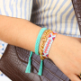 Zo presenteer je trendy armbanden en enkelbandjes