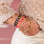 Zo ontwerp je armbanden met lint met tekst