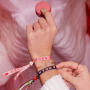 Zo ontwerp je armbanden met lint met tekst