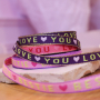 Zo ontwerp je armbanden met lint met tekst
