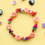 Get inspired! Kralen armbandjes maken met een vrolijke twist.