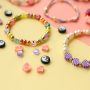 Get inspired! Kralen armbandjes maken met een vrolijke twist.