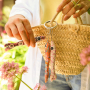 Versier je accessoires met onze bloemige sleutelhangers in visvorm
