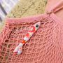 Versier je accessoires met onze bloemige sleutelhangers in visvorm