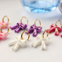 Sieraden inspiratie met acryl strik bedels en hartjes oorbellen