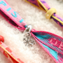 Cre&euml;er unieke armbandjes, sleutelhangers en cadeaus met tekstlint