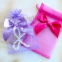 Maak unieke cadeaus met organza zakjes en sierlijke ornamenten