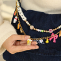 Cre&euml;er vrolijke tasdecoratie met kerst resin hangers