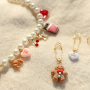 Cre&euml;er vrolijke tasdecoratie met kerst resin hangers