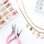Maak een funky bedelketting met metalen bedels met enamel
