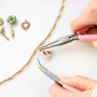 Maak een funky bedelketting met metalen bedels met enamel