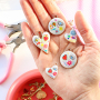 Maak een funky bedelketting met metalen bedels met enamel