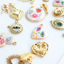 Maak een funky bedelketting met metalen bedels met enamel