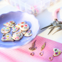 Maak een funky bedelketting met metalen bedels met enamel