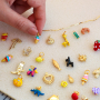 Zo maak je vrolijke sieraden met metalen bedels met enamel