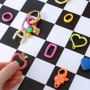 Maak trendy sieraden met gekleurde sleutelhanger onderdelen