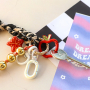 Maak trendy sieraden met gekleurde sleutelhanger onderdelen