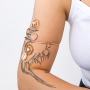 Summer festival vibes met metalen arm cuffs