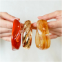 Combineer resin armbanden met metalen armbanden
