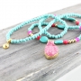 Trendy ketting met halfedelsteen hanger en heel veel macram&eacute; armbandjes! 