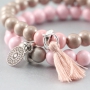 Deze armbandjes en oorbellen in zachte kleuren van ronde glaskralen zijn echt super cute!