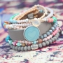 Kleurrijke sieraden met fijne details en turquoise natuursteen kralen