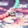 Kleurrijke sieraden met fijne details en turquoise natuursteen kralen