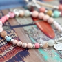 Kleurrijke sieraden met fijne details en turquoise natuursteen kralen