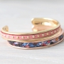 Deze hippe armbanden kunt u helemaal personaliseren door zelf te kiezen welk 5 of 10 mm plat leer of koord u gebruikt!