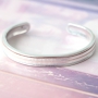 Deze hippe armbanden kunt u helemaal personaliseren door zelf te kiezen welk 5 of 10 mm plat leer of koord u gebruikt!