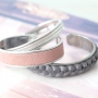 Deze hippe armbanden kunt u helemaal personaliseren door zelf te kiezen welk 5 of 10 mm plat leer of koord u gebruikt!