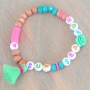 Maak vrolijke armbandjes met gekleurde letterkalen