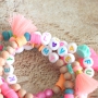 Maak vrolijke armbandjes met gekleurde letterkalen
