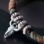 Leuke arm-candy gemaakt van gestikt koord in bohemian style. 