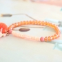 Deze zomerse look is gemaakt met de leukste kraaltjes in schitterende &ldquo;peach&rdquo; & &ldquo;coral tinten&rdquo;. Love it!