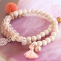 Deze zomerse look is gemaakt met de leukste kraaltjes in schitterende &ldquo;peach&rdquo; & &ldquo;coral tinten&rdquo;. Love it!