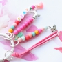 Acryl kralen zijn super kleurrijk, dus ook leuk om te verwerken in vrolijke sieraden en accessoires voor kinderen. 