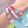 Acryl kralen zijn super kleurrijk, dus ook leuk om te verwerken in vrolijke sieraden en accessoires voor kinderen. 