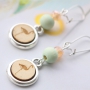 Met onze houten kralen in frisse kleuren maak je deze leuke sieraden met schitterende details. 