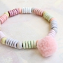Deze armbandjes in vrolijke kleurtjes maak je zelf met disc kralen van Grieks keramiek DQ, hoe geef jij je eigen draai aan het design?