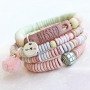 Deze armbandjes in vrolijke kleurtjes maak je zelf met disc kralen van Grieks keramiek DQ, hoe geef jij je eigen draai aan het design?