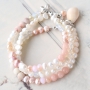 Op en top vrouwelijk zijn deze armbandjes en ketting met zoetwaterparels 