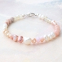 Op en top vrouwelijk zijn deze armbandjes en ketting met zoetwaterparels 