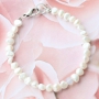 Op en top vrouwelijk zijn deze armbandjes en ketting met zoetwaterparels 