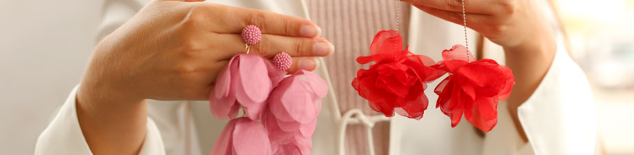 Just in! Nieuwe trendy oorbellen in bloemvorm en strikjes Just in! Nieuwe trendy oorbellen in bloemvorm en strikjes